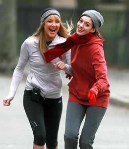 bungen, Gewicht zu verlieren: Anne Hathaway und Kate Hudson Jogging